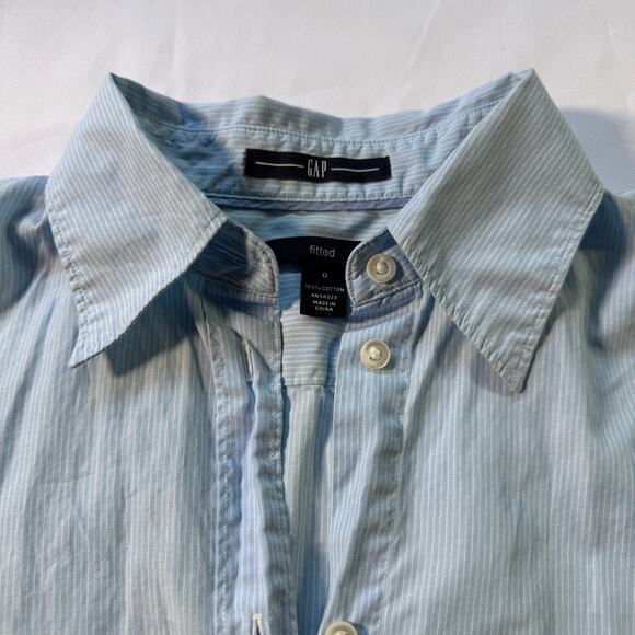 GAP Light Blue Fitted Button-Up Shirt Classic Cotton Blouse Size 0 (Small) - Picture 2 of 6